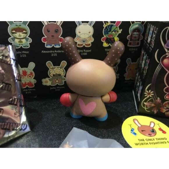 Kidrobot Dunny Fatale Series Alexandra Anderson 3" Kangaroo with Baby Dunny - Picture 2 of 5